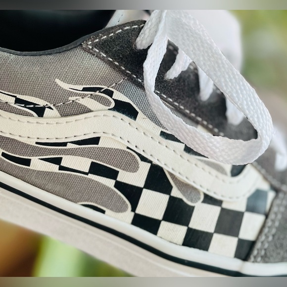 VANS—YOUTH SIZE 6–UNISEX—GREAT CONDITION-GRAY & WHITE CHECK W FLAMES—CLASSIC - Picture 7 of 15
